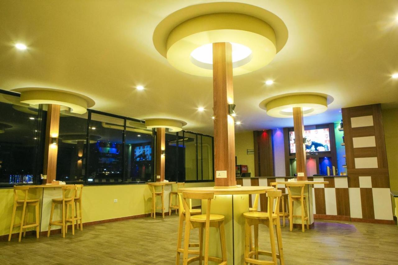 Om Gaura Hotel โพคารา ภายนอก รูปภาพ