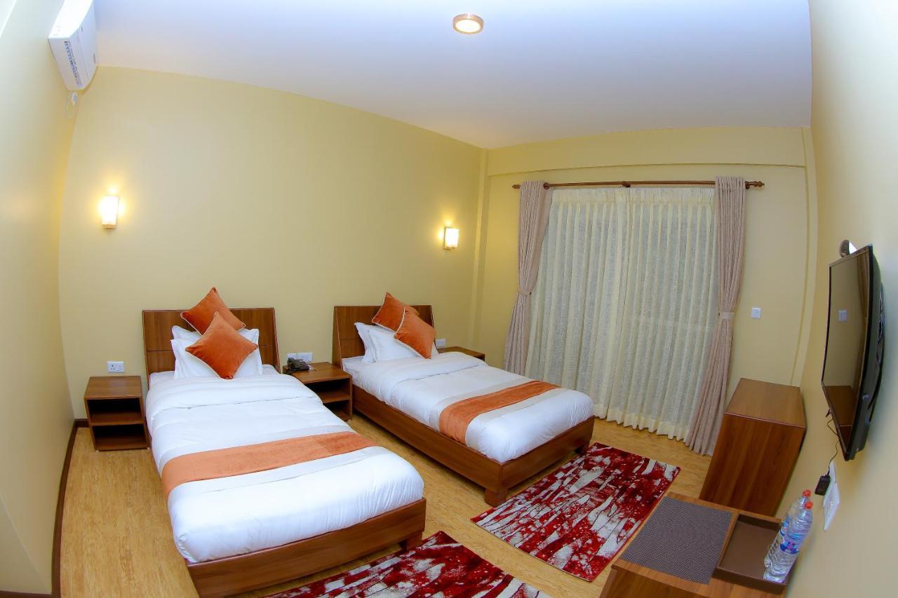 Om Gaura Hotel โพคารา ภายนอก รูปภาพ